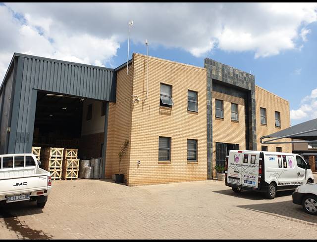 1,030M² WAREHOUSE FOR SALE IN TUNNEY